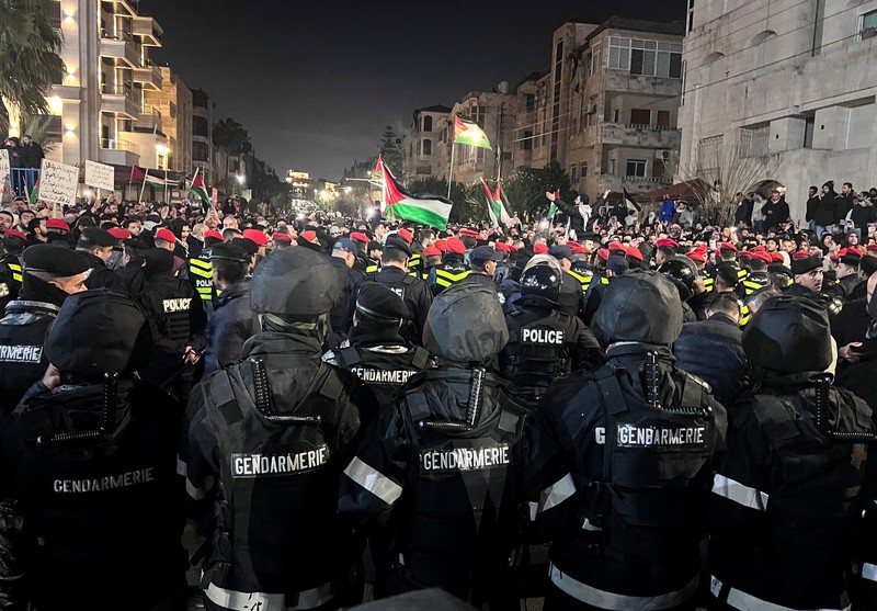 Anggota Gendarmerie Yordania dan polisi mengambil posisi untuk mencegah demonstran menuju kedutaan Israel selama protes mendukung warga Palestina di Gaza, di tengah konflik yang sedang berlangsung antara Israel dan kelompok Islam Palestina Hamas, di luar masjid Al Kalouti di Amman, Yordania, 24 Maret 2024. (REUTERS/Jehad Shelbak)