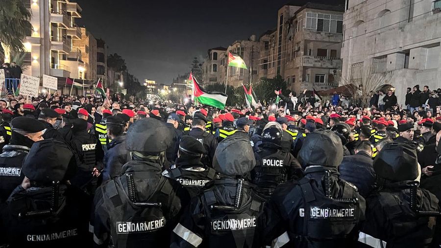 Anggota Gendarmerie Yordania dan polisi mengambil posisi untuk mencegah demonstran menuju kedutaan Israel selama protes mendukung warga Palestina di Gaza, di tengah konflik yang sedang berlangsung antara Israel dan kelompok Islam Palestina Hamas, di luar masjid Al Kalouti di Amman, Yordania, 24 Maret 2024. (REUTERS/Jehad Shelbak)