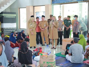 Bupati Klaten Serahkan Bantuan Uang-Logistik untuk Korban Banjir Demak