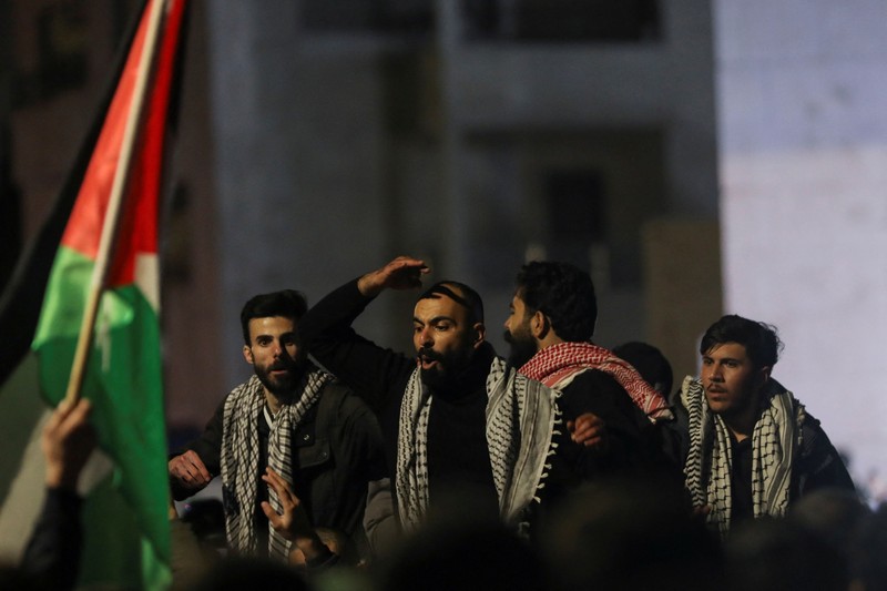 Anggota Gendarmerie Yordania dan polisi mengambil posisi untuk mencegah demonstran menuju kedutaan Israel selama protes mendukung warga Palestina di Gaza, di tengah konflik yang sedang berlangsung antara Israel dan kelompok Islam Palestina Hamas, di luar masjid Al Kalouti di Amman, Yordania, 24 Maret 2024. (REUTERS/Jehad Shelbak)