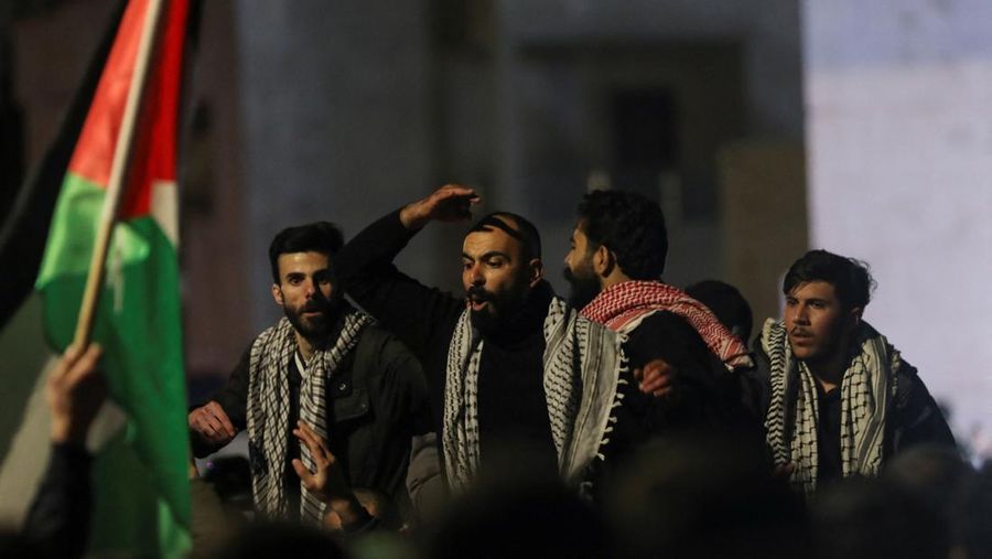 Anggota Gendarmerie Yordania dan polisi mengambil posisi untuk mencegah demonstran menuju kedutaan Israel selama protes mendukung warga Palestina di Gaza, di tengah konflik yang sedang berlangsung antara Israel dan kelompok Islam Palestina Hamas, di luar masjid Al Kalouti di Amman, Yordania, 24 Maret 2024. (REUTERS/Jehad Shelbak)