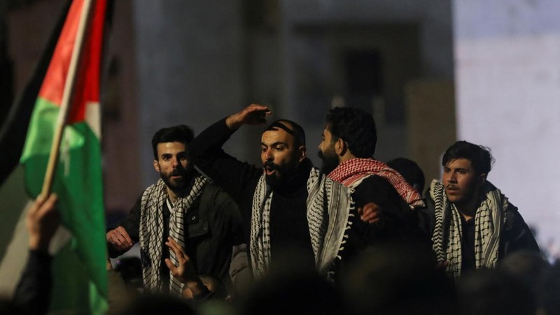 Anggota Gendarmerie Yordania dan polisi mengambil posisi untuk mencegah demonstran menuju kedutaan Israel selama protes mendukung warga Palestina di Gaza, di tengah konflik yang sedang berlangsung antara Israel dan kelompok Islam Palestina Hamas, di luar masjid Al Kalouti di Amman, Yordania, 24 Maret 2024. (REUTERS/Jehad Shelbak)