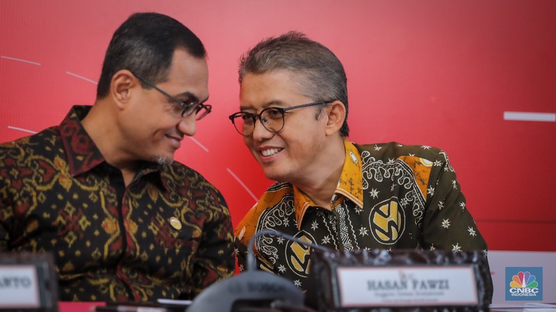 OJK Kepala Eksekutif Pengawas Inovasi Teknologi Sektor Keuangan, Aset Keuangan Digital, dan Aset Kripto Otoritas Jasa Keuangan (OJK) Hasan Fawzi (tengah), Deputi Komisioner Pengawas Inovasi Teknologi Sektor Keuangan, Aset Keuangan Digital dan Aset Kripto OJK Moch. Ihsanuddin (kanan), dan Kepala Departemen Pengaturan dan Perizinan Inovasi Teknologi Sektor Keuangan, Aset Keuangan Digital dan Aset Kripto OJK Djoko Kurnijanto berbincang dalam acara Media Briefing Peraturan OJK (POJK) Nomor 3 Tahun 2024 tentang Penyelenggaraan Inovasi Teknologi Sektor Keuangan di Gedung Soemitro Djojohadikusumo, Jakarta, Selasa (26/3/2024). (CNBC Indonesia/Faisal Rahman)
