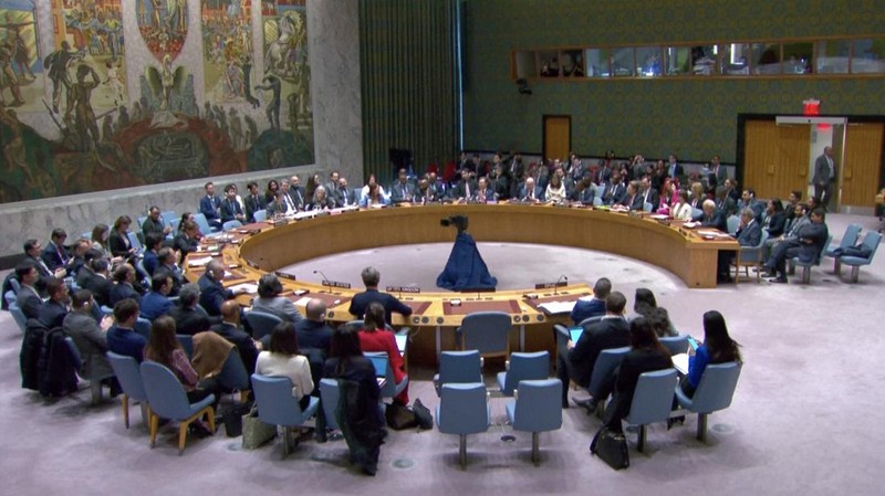 Dewan PBB bertepuk tangan usai menyepakati resolusi menuntut gencatan senjata segera di Gaza untuk pertama kalinya sejak dimulainya perang Israel-Hamas, setelah Amerika Serikat membatalkan ancaman vetonya. (Tangkapan Layar Video Reuters)