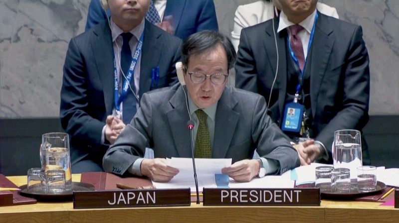 Dewan PBB bertepuk tangan usai menyepakati resolusi menuntut gencatan senjata segera di Gaza untuk pertama kalinya sejak dimulainya perang Israel-Hamas, setelah Amerika Serikat membatalkan ancaman vetonya. Dewan PBB bertepuk tangan usai menyepakati resolusi menuntut gencatan senjata segera di Gaza untuk pertama kalinya sejak dimulainya perang Israel-Hamas, setelah Amerika Serikat membatalkan ancaman vetonya. (Tangkapan Layar Video Reuters)