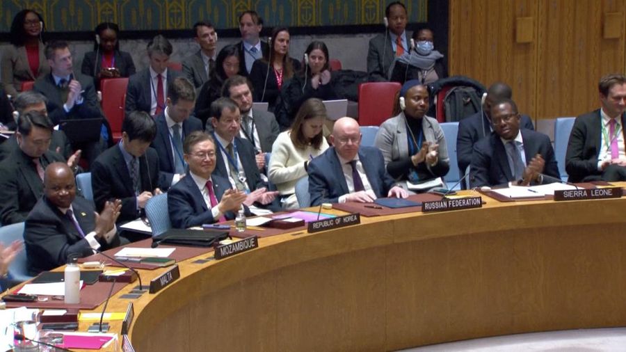 Dewan PBB bertepuk tangan usai menyepakati resolusi menuntut gencatan senjata segera di Gaza untuk pertama kalinya sejak dimulainya perang Israel-Hamas, setelah Amerika Serikat membatalkan ancaman vetonya. (Tangkapan Layar Video Reuters)