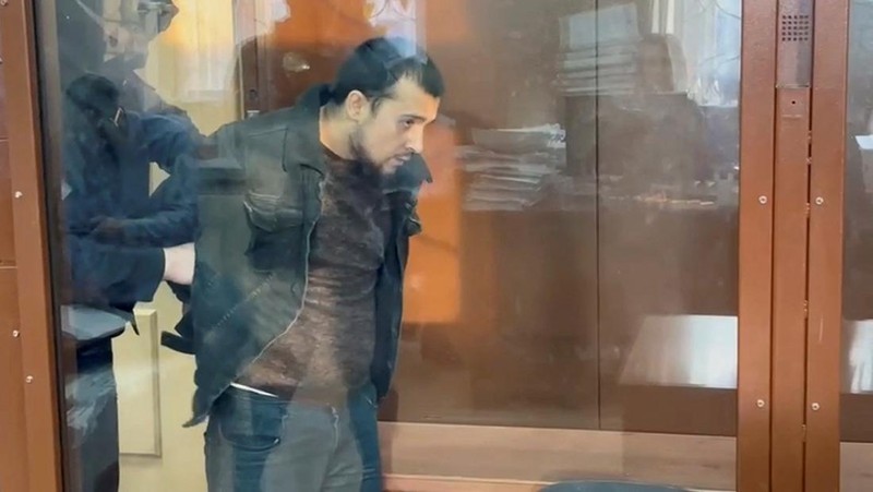Seorang tersangka penembakan Balai Kota Crocus dikawal dari sebuah van ke markas besar Komite Investigasi Rusia di Moskow, Rusia, dalam gambar diam yang diambil dari video yang dirilis 24 Maret 2024. (Russian Investigative Committee/Handout via REUTERS)