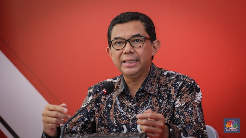Kepala Eksekutif Pengawas Inovasi Teknologi Sektor Keuangan, Aset Keuangan Digital, dan Aset Kripto Otoritas Jasa Keuangan (OJK) Hasan Fawzi (tengah),  Deputi Komisioner Pengawas Inovasi Teknologi Sektor Keuangan, Aset Keuangan Digital dan Aset Kripto OJK Moch. Ihsanuddin (kanan), dan Kepala Departemen Pengaturan dan Perizinan Inovasi Teknologi Sektor Keuangan, Aset Keuangan Digital dan Aset Kripto OJK Djoko Kurnijanto berbincang dalam acara Media Briefing Peraturan OJK (POJK) Nomor 3 Tahun 2024 tentang Penyelenggaraan Inovasi Teknologi Sektor Keuangan di Gedung Soemitro Djojohadikusumo, Jakarta, Selasa (26/3/2024). (CNBC Indonesia/Faisal Rahman)