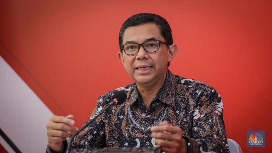 Kepala Eksekutif Pengawas Inovasi Teknologi Sektor Keuangan, Aset Keuangan Digital, dan Aset Kripto Otoritas Jasa Keuangan (OJK) Hasan Fawzi (tengah),  Deputi Komisioner Pengawas Inovasi Teknologi Sektor Keuangan, Aset Keuangan Digital dan Aset Kripto OJK Moch. Ihsanuddin (kanan), dan Kepala Departemen Pengaturan dan Perizinan Inovasi Teknologi Sektor Keuangan, Aset Keuangan Digital dan Aset Kripto OJK Djoko Kurnijanto berbincang dalam acara Media Briefing Peraturan OJK (POJK) Nomor 3 Tahun 2024 tentang Penyelenggaraan Inovasi Teknologi Sektor Keuangan di Gedung Soemitro Djojohadikusumo, Jakarta, Selasa (26/3/2024). (CNBC Indonesia/Faisal Rahman)