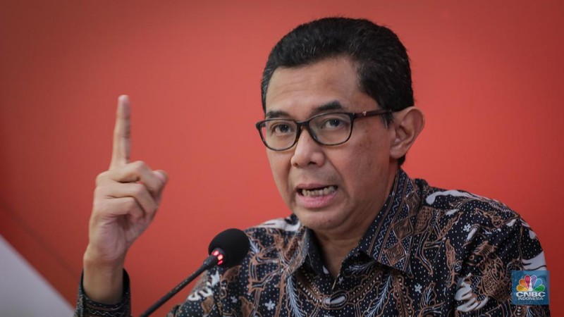 Kepala Eksekutif Pengawas Inovasi Teknologi Sektor Keuangan, Aset Keuangan Digital, dan Aset Kripto Otoritas Jasa Keuangan (OJK) Hasan Fawzi (tengah),  Deputi Komisioner Pengawas Inovasi Teknologi Sektor Keuangan, Aset Keuangan Digital dan Aset Kripto OJK Moch. Ihsanuddin (kanan), dan Kepala Departemen Pengaturan dan Perizinan Inovasi Teknologi Sektor Keuangan, Aset Keuangan Digital dan Aset Kripto OJK Djoko Kurnijanto berbincang dalam acara Media Briefing Peraturan OJK (POJK) Nomor 3 Tahun 2024 tentang Penyelenggaraan Inovasi Teknologi Sektor Keuangan di Gedung Soemitro Djojohadikusumo, Jakarta, Selasa (26/3/2024). (CNBC Indonesia/Faisal Rahman)