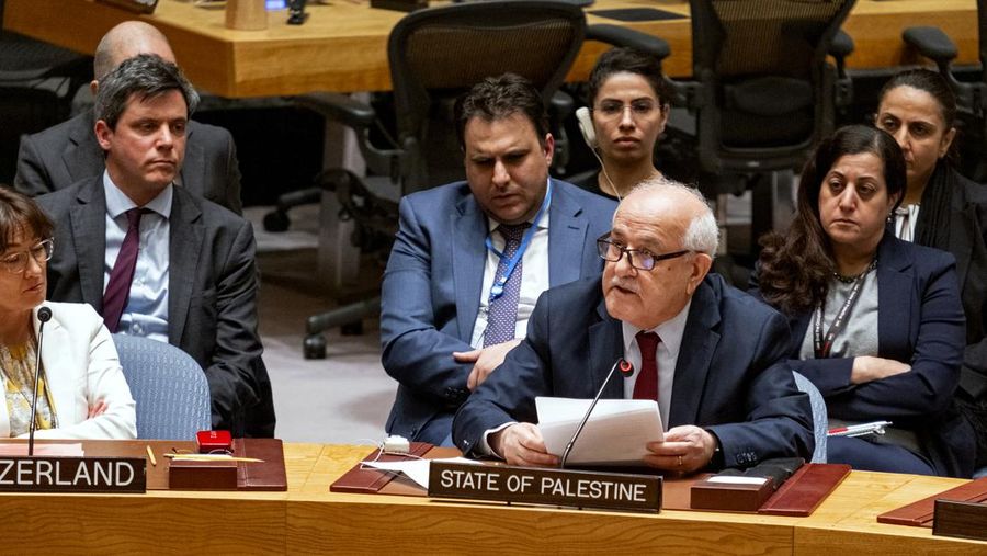 Anggota Dewan Keamanan PBB bertepuk tangan setelah mengeluarkan resolusi gencatan senjata di Gaza selama bulan suci Ramadhan, tuntutan pertama mereka untuk menghentikan pertempuran di markas besar PBB, Senin, 25 Maret 2024. (AP Photo/Craig Ruttle)