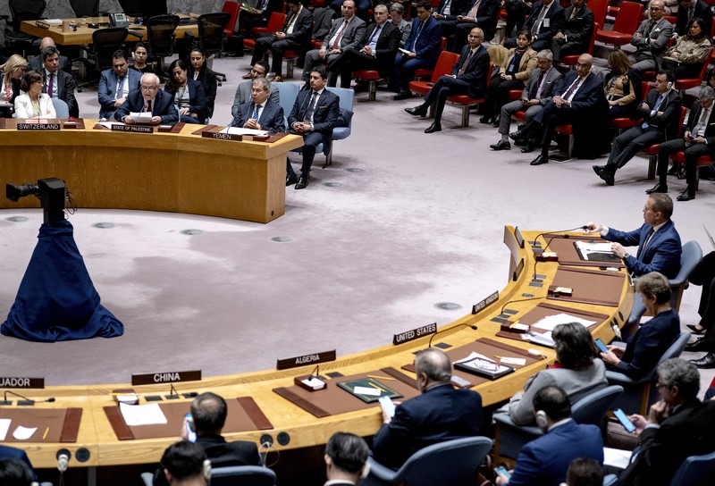 Dewan PBB bertepuk tangan usai menyepakati resolusi menuntut gencatan senjata segera di Gaza untuk pertama kalinya sejak dimulainya perang Israel-Hamas, setelah Amerika Serikat membatalkan ancaman vetonya. Dewan PBB bertepuk tangan usai menyepakati resolusi menuntut gencatan senjata segera di Gaza untuk pertama kalinya sejak dimulainya perang Israel-Hamas, setelah Amerika Serikat membatalkan ancaman vetonya. (Tangkapan Layar Video Reuters)