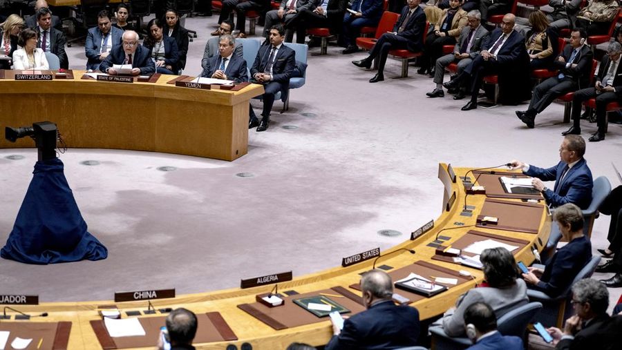 Dewan PBB bertepuk tangan usai menyepakati resolusi menuntut gencatan senjata segera di Gaza untuk pertama kalinya sejak dimulainya perang Israel-Hamas, setelah Amerika Serikat membatalkan ancaman vetonya. (Tangkapan Layar Video Reuters)