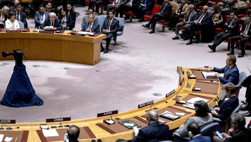 Dewan PBB bertepuk tangan usai menyepakati resolusi menuntut gencatan senjata segera di Gaza untuk pertama kalinya sejak dimulainya perang Israel-Hamas, setelah Amerika Serikat membatalkan ancaman vetonya. (Tangkapan Layar Video Reuters)