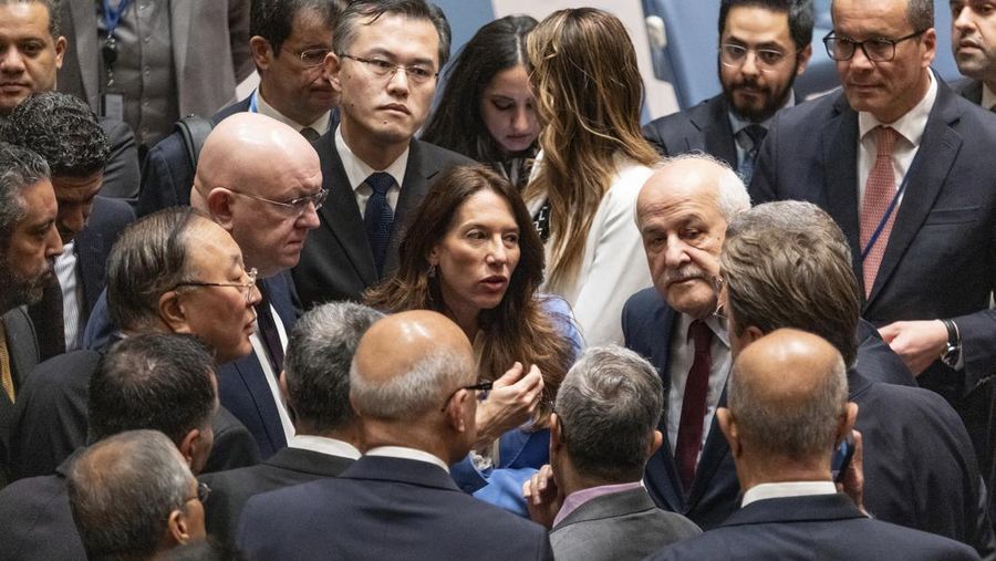 Duta Besar Rusia untuk PBB Vassily Nebenzia, dan Duta Besar China untuk PBB Zhang Jun, kiri tengah, berbicara dengan duta besar negara-negara Arab sebelum pertemuan Dewan Keamanan dan memberikan suara mengenai resolusi konflik Israel dan Gaza di Markas Besar PBB, Senin, 25 Maret 2024. Tengah adalah Duta Besar Malta untuk PBB Vanessa Frazier, dan kanan tengah, Riyad Mansour, Duta Besar Palestina untuk PBB. (AP Photo/Craig Ruttle)