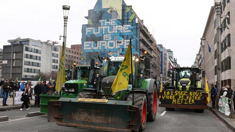 Belgian farmers sit in tractors as they take part in a protest over price pressures, taxes and green regulation, on the day of an EU agriculture ministers' meeting in Brussels, Belgium March 26, 2024. REUTERS/Yves Herman