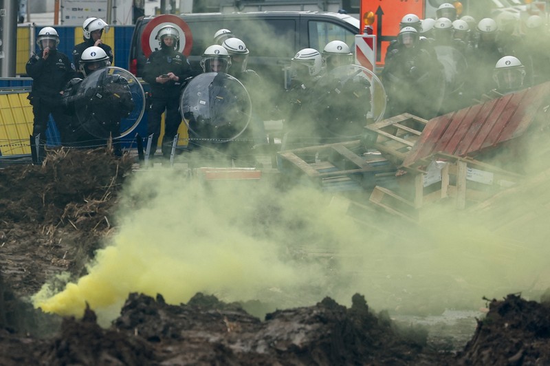 EUROPE-FARMERS/EU-PROTESTS Belgian farmers sit in tractors as they take part in a protest over price pressures, taxes and green regulation, on the day of an EU agriculture ministers' meeting in Brussels, Belgium March 26, 2024. REUTERS/Yves Herman