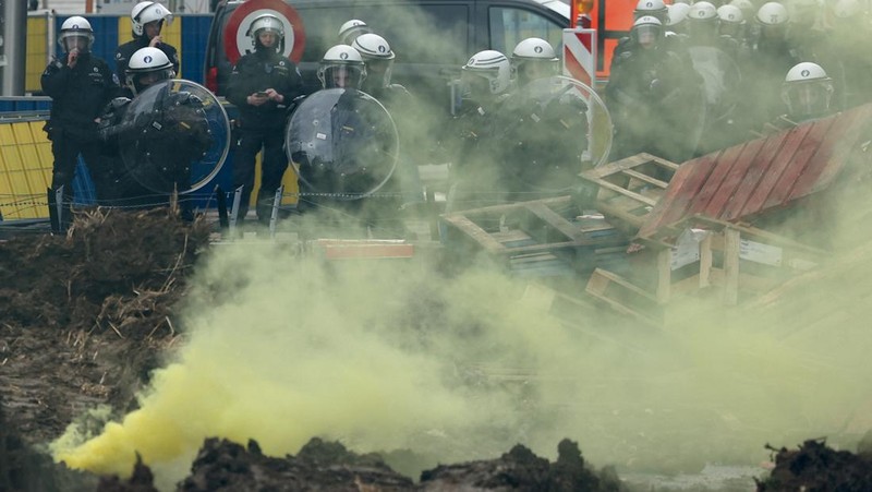 Belgian farmers sit in tractors as they take part in a protest over price pressures, taxes and green regulation, on the day of an EU agriculture ministers' meeting in Brussels, Belgium March 26, 2024. REUTERS/Yves Herman