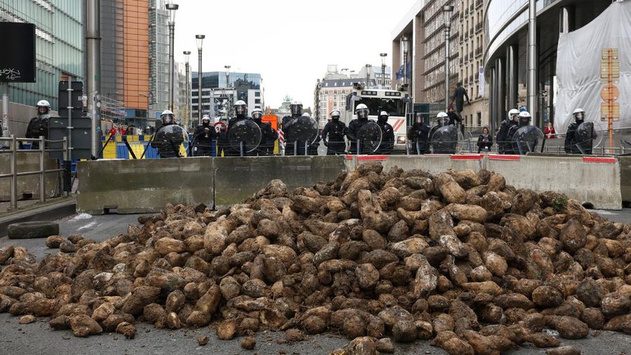 Belgian farmers sit in tractors as they take part in a protest over price pressures, taxes and green regulation, on the day of an EU agriculture ministers' meeting in Brussels, Belgium March 26, 2024. REUTERS/Yves Herman