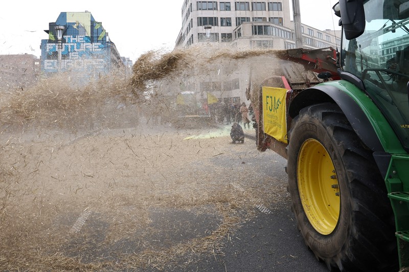 EUROPE-FARMERS/EU-PROTESTS Belgian farmers sit in tractors as they take part in a protest over price pressures, taxes and green regulation, on the day of an EU agriculture ministers' meeting in Brussels, Belgium March 26, 2024. REUTERS/Yves Herman