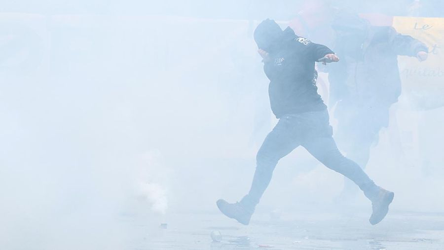 People run through teargas during a protest by Belgian farmers over price pressures, taxes and green regulation, on the day of an EU agriculture ministers' meeting in Brussels, Belgium March 26, 2024. REUTERS/Yves Herman