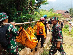Saat Jasad Ibu dan 2 Anaknya yang Terkubur Longsor Cipongkor Ditemukan