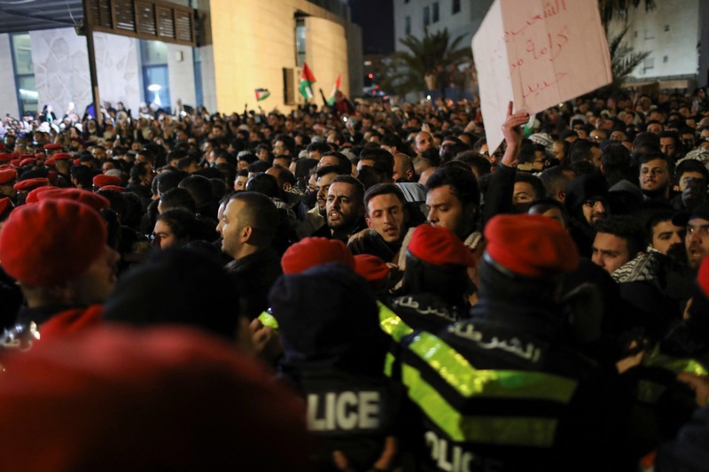 Anggota Gendarmerie Yordania dan polisi mengambil posisi untuk mencegah demonstran menuju kedutaan Israel selama protes mendukung warga Palestina di Gaza, di tengah konflik yang sedang berlangsung antara Israel dan kelompok Islam Palestina Hamas, di luar masjid Al Kalouti di Amman, Yordania, 24 Maret 2024. (REUTERS/Jehad Shelbak)