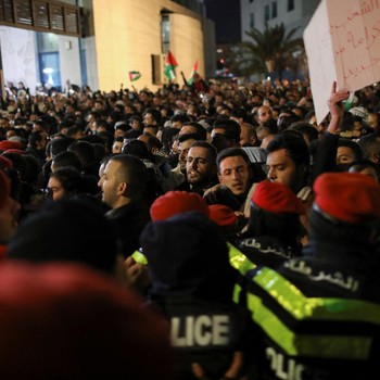 Potret Demo Bela Palestina di Yordania Berujung Bentrok dengan Polisi