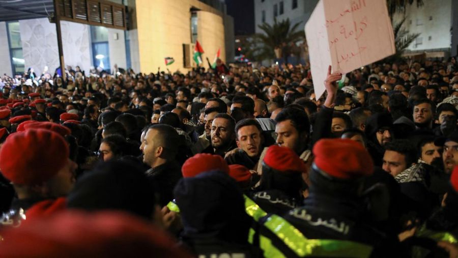 Anggota Gendarmerie Yordania dan polisi mengambil posisi untuk mencegah demonstran menuju kedutaan Israel selama protes mendukung warga Palestina di Gaza, di tengah konflik yang sedang berlangsung antara Israel dan kelompok Islam Palestina Hamas, di luar masjid Al Kalouti di Amman, Yordania, 24 Maret 2024. (REUTERS/Jehad Shelbak)
