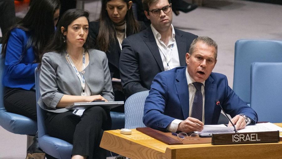 Dewan PBB bertepuk tangan usai menyepakati resolusi menuntut gencatan senjata segera di Gaza untuk pertama kalinya sejak dimulainya perang Israel-Hamas, setelah Amerika Serikat membatalkan ancaman vetonya. (Tangkapan Layar Video Reuters)
