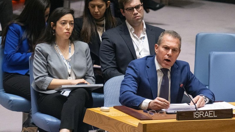 Dewan PBB bertepuk tangan usai menyepakati resolusi menuntut gencatan senjata segera di Gaza untuk pertama kalinya sejak dimulainya perang Israel-Hamas, setelah Amerika Serikat membatalkan ancaman vetonya. (Tangkapan Layar Video Reuters)