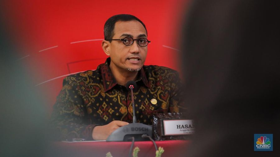 Kepala Eksekutif Pengawas Inovasi Teknologi Sektor Keuangan, Aset Keuangan Digital, dan Aset Kripto Otoritas Jasa Keuangan (OJK), Hasan Fawzi memberikan pemaparan dalam Media Briefing Peraturan OJK (POJK) Nomor 3 Tahun 2024 tentang Penyelenggaraan Inovasi Teknologi Sektor Keuangan di Gedung Soemitro Djojohadikusumo, Jakarta, Selasa (26/3/2024). (²©²ÊÍøÕ¾/Faisal Rahman)