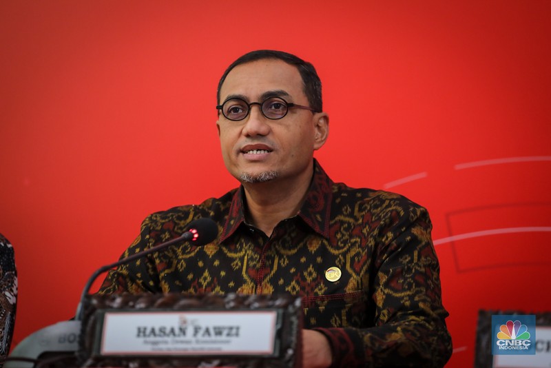 OJK Kepala Eksekutif Pengawas Inovasi Teknologi Sektor Keuangan, Aset Keuangan Digital, dan Aset Kripto Otoritas Jasa Keuangan (OJK) Hasan Fawzi (tengah), Deputi Komisioner Pengawas Inovasi Teknologi Sektor Keuangan, Aset Keuangan Digital dan Aset Kripto OJK Moch. Ihsanuddin (kanan), dan Kepala Departemen Pengaturan dan Perizinan Inovasi Teknologi Sektor Keuangan, Aset Keuangan Digital dan Aset Kripto OJK Djoko Kurnijanto berbincang dalam acara Media Briefing Peraturan OJK (POJK) Nomor 3 Tahun 2024 tentang Penyelenggaraan Inovasi Teknologi Sektor Keuangan di Gedung Soemitro Djojohadikusumo, Jakarta, Selasa (26/3/2024). (CNBC Indonesia/Faisal Rahman)