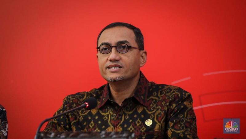 Kepala Eksekutif Pengawas Inovasi Teknologi Sektor Keuangan, Aset Keuangan Digital, dan Aset Kripto Otoritas Jasa Keuangan (OJK) Hasan Fawzi (tengah),  Deputi Komisioner Pengawas Inovasi Teknologi Sektor Keuangan, Aset Keuangan Digital dan Aset Kripto OJK Moch. Ihsanuddin (kanan), dan Kepala Departemen Pengaturan dan Perizinan Inovasi Teknologi Sektor Keuangan, Aset Keuangan Digital dan Aset Kripto OJK Djoko Kurnijanto berbincang dalam acara Media Briefing Peraturan OJK (POJK) Nomor 3 Tahun 2024 tentang Penyelenggaraan Inovasi Teknologi Sektor Keuangan di Gedung Soemitro Djojohadikusumo, Jakarta, Selasa (26/3/2024). (CNBC Indonesia/Faisal Rahman)