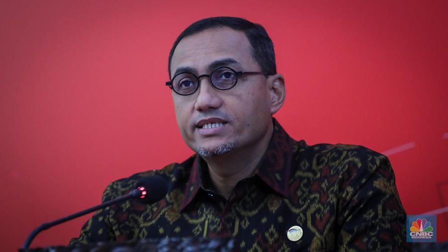 Kepala Eksekutif Pengawas Inovasi Teknologi Sektor Keuangan, Aset Keuangan Digital, dan Aset Kripto Otoritas Jasa Keuangan (OJK), Hasan Fawzi memberikan pemaparan dalam Media Briefing Peraturan OJK (POJK) Nomor 3 Tahun 2024 tentang Penyelenggaraan Inovasi Teknologi Sektor Keuangan di Gedung Soemitro Djojohadikusumo, Jakarta, Selasa (26/3/2024). (CNBC Indonesia/Faisal Rahman)