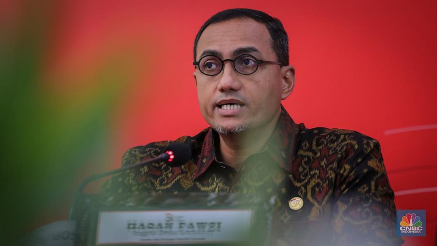 Kepala Eksekutif Pengawas Inovasi Teknologi Sektor Keuangan, Aset Keuangan Digital, dan Aset Kripto Otoritas Jasa Keuangan (OJK) Hasan Fawzi (tengah),  Deputi Komisioner Pengawas Inovasi Teknologi Sektor Keuangan, Aset Keuangan Digital dan Aset Kripto OJK Moch. Ihsanuddin (kanan), dan Kepala Departemen Pengaturan dan Perizinan Inovasi Teknologi Sektor Keuangan, Aset Keuangan Digital dan Aset Kripto OJK Djoko Kurnijanto berbincang dalam acara Media Briefing Peraturan OJK (POJK) Nomor 3 Tahun 2024 tentang Penyelenggaraan Inovasi Teknologi Sektor Keuangan di Gedung Soemitro Djojohadikusumo, Jakarta, Selasa (26/3/2024). (CNBC Indonesia/Faisal Rahman)
