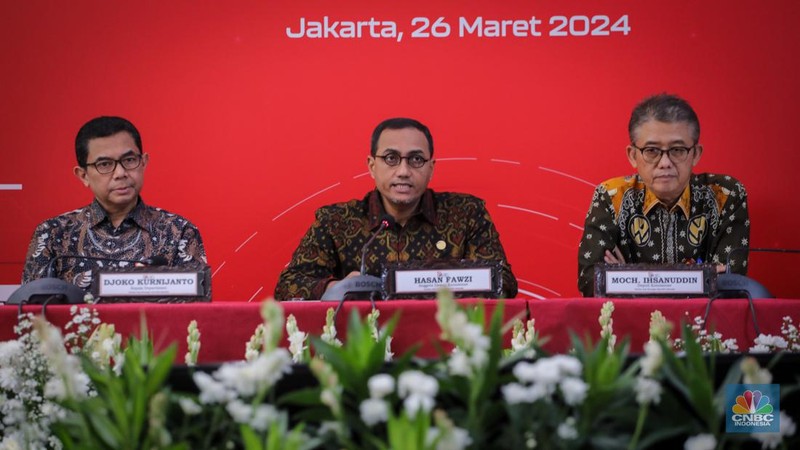 Kepala Eksekutif Pengawas Inovasi Teknologi Sektor Keuangan, Aset Keuangan Digital, dan Aset Kripto Otoritas Jasa Keuangan (OJK) Hasan Fawzi (tengah),  Deputi Komisioner Pengawas Inovasi Teknologi Sektor Keuangan, Aset Keuangan Digital dan Aset Kripto OJK Moch. Ihsanuddin (kanan), dan Kepala Departemen Pengaturan dan Perizinan Inovasi Teknologi Sektor Keuangan, Aset Keuangan Digital dan Aset Kripto OJK Djoko Kurnijanto berbincang dalam acara Media Briefing Peraturan OJK (POJK) Nomor 3 Tahun 2024 tentang Penyelenggaraan Inovasi Teknologi Sektor Keuangan di Gedung Soemitro Djojohadikusumo, Jakarta, Selasa (26/3/2024). (CNBC Indonesia/Faisal Rahman)