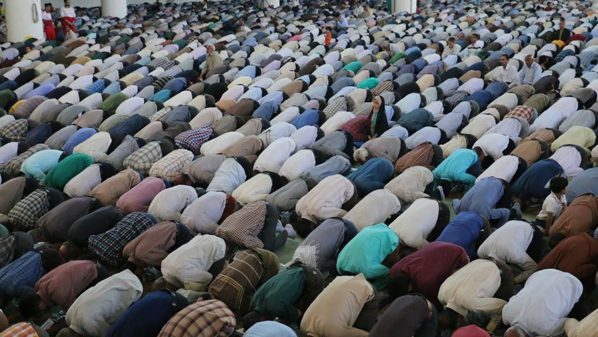 Gerakan Salat Tertinggal karena Suara Imam Tidak Terdengar? Ini Hukumnya