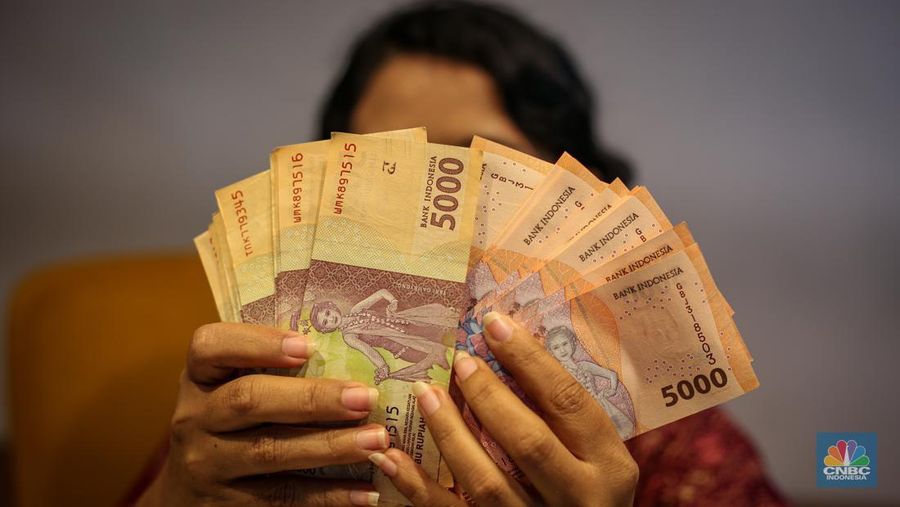 Ilustrasi Uang Layak Edar dan Uang Baru. (CNBC Indonesia/Tias Budiarto)
