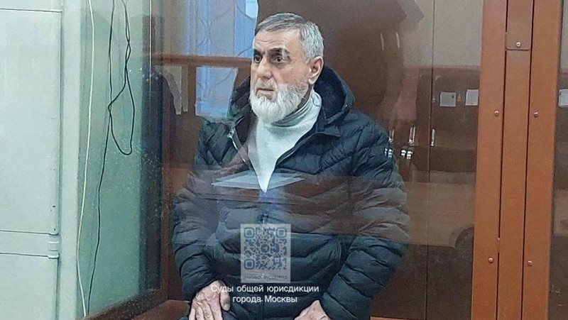 Seorang tersangka penembakan Balai Kota Crocus dikawal dari sebuah van ke markas besar Komite Investigasi Rusia di Moskow, Rusia, dalam gambar diam yang diambil dari video yang dirilis 24 Maret 2024. (Russian Investigative Committee/Handout via REUTERS)