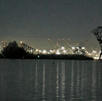 Detik-Detik Jembatan Ikonik Baltimore AS Ambruk, Patah Jadi 2