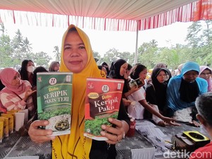 Cara Jumiarsih Ubah Pakis Jadi Oleh-oleh Khas Pangandaran yang Renyah