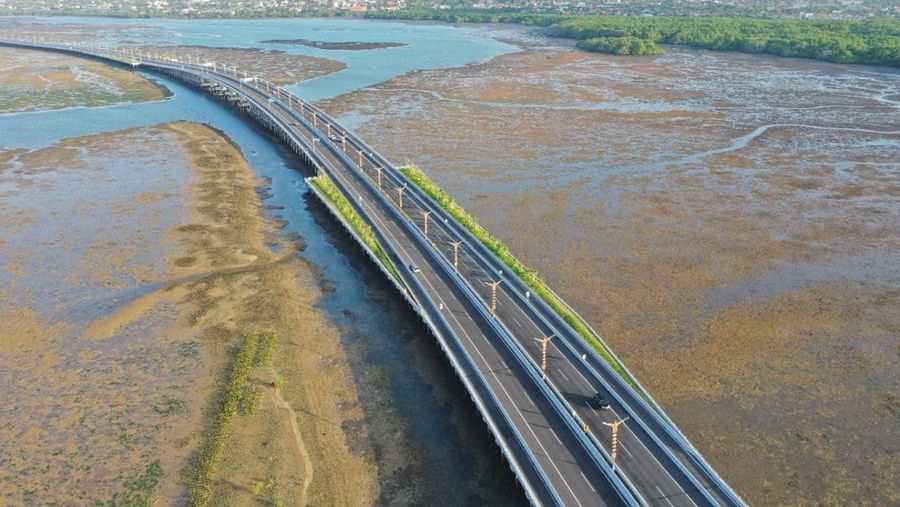 Kementerian PUPR dan bersama Badan Usaha Jalan Tol (BUJT) terus bangun jalan tol baru, tingkatkan konektivitas antar daerah, dan dorong pertumbuhan ekonomi. Saat ini 6 ruas jalan tol baru sedang disiapkan untuk mudik Lebaran 2024. (Dok. Kemen PUPR)