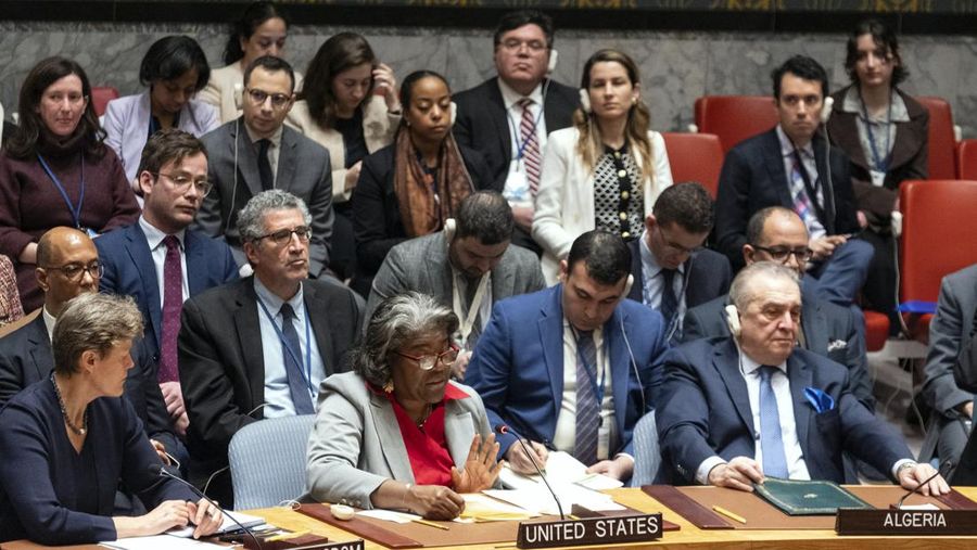 Dewan PBB bertepuk tangan usai menyepakati resolusi menuntut gencatan senjata segera di Gaza untuk pertama kalinya sejak dimulainya perang Israel-Hamas, setelah Amerika Serikat membatalkan ancaman vetonya. (Tangkapan Layar Video Reuters)