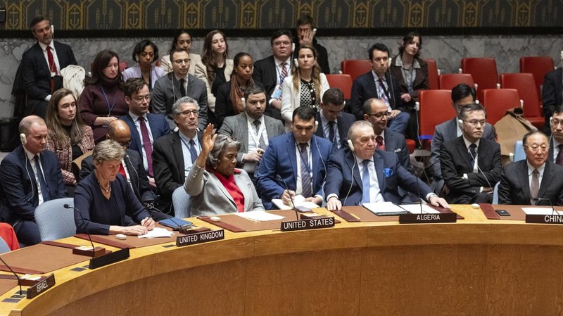 Dewan PBB bertepuk tangan usai menyepakati resolusi menuntut gencatan senjata segera di Gaza untuk pertama kalinya sejak dimulainya perang Israel-Hamas, setelah Amerika Serikat membatalkan ancaman vetonya. (Tangkapan Layar Video Reuters)