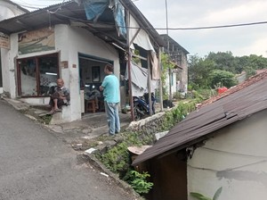 Viral Motor Tukang Galon Nyangkut di Atap Rumah Warga di Jagakarsa