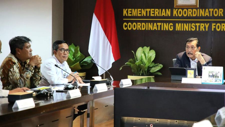Menteri Koordinator Bidang Kemaritiman dan Investasi, Luhut B. Pandjaitan memimpin Rapat Koordinasi Pembayaran Rafaksi Minyak Goreng di Kantor Marves pada Selasa (25/3/2024). (Dok. Kemenko Marves)