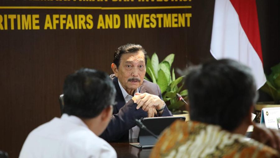 Menteri Koordinator Bidang Kemaritiman dan Investasi, Luhut B. Pandjaitan memimpin Rapat Koordinasi Pembayaran Rafaksi Minyak Goreng di Kantor Marves pada Selasa (25/3/2024). (Dok. Kemenko Marves)