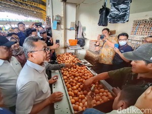 Cek Harga Sembako di Bandung, Zulhas: Mudah-mudahan Nggak Naik Lagi