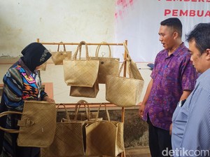 Kritik Perajin di Karangasem, Risma: Kualitasnya Jelek dan Nggak Rapi!